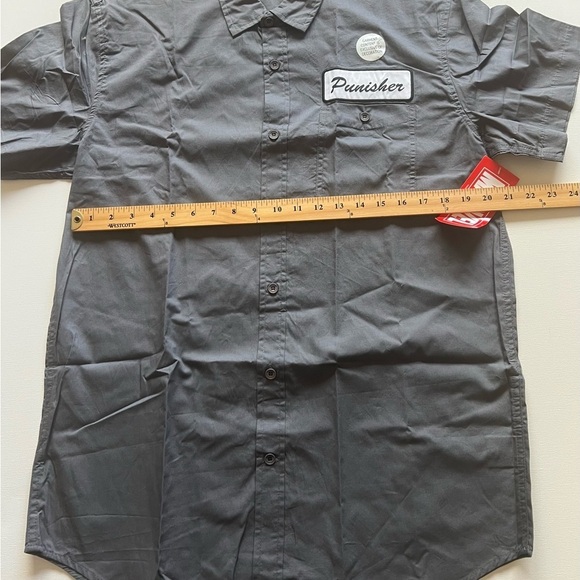 MENS LARGE GRAY MARVEL THE PUNISHER SS BUTTON UP SS SHIRT - NWT - Picture 2 of 6